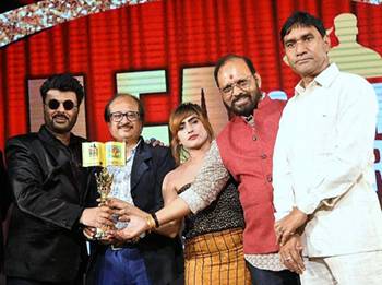 Ailaa Association and Vaishali Film Creations Presents ILFA Awards 2023 (Indian Look Alike Film Awards) by Arif Khan (Junior Anil Kapoor)   Farhad Samji (Director – Kisi Ka Bhai Kisi Ki Jaan), and Alka Bhatnagar from USA received the award