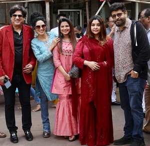 Stars Of FIRE OF LOVE RED Seek Blessings Of Siddhi Vinayak Temple For Release On 24th Nov All Over