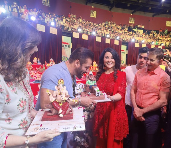 Salman Khan-Amruta Fadnavis Lead The Charge For Earth Conservation At Amruta Fadnavis’ Eco Friendly Ganesha Movement Bacche Bole Morya At Dome SVP Stadium.