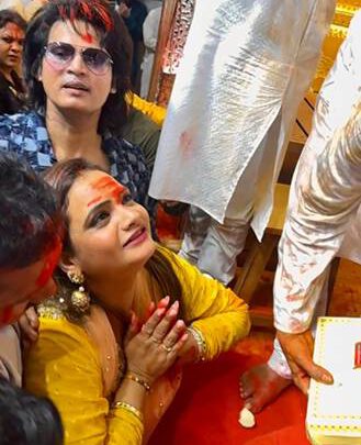 Actor Mukesh J Bharti And Producer Manju Bharti Seek Blessings At The  Lalbaugcha Raja